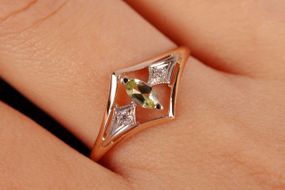 Кольцо из красного и белого золота с хризолитом 19