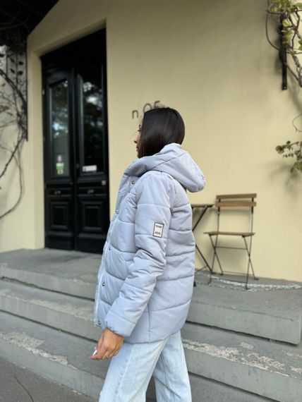 Жіноча тепла стьобана куртка зефірка на блискавці та кнопках з капюшоном розмір 46 сірий колір UH270 | Зображення 4