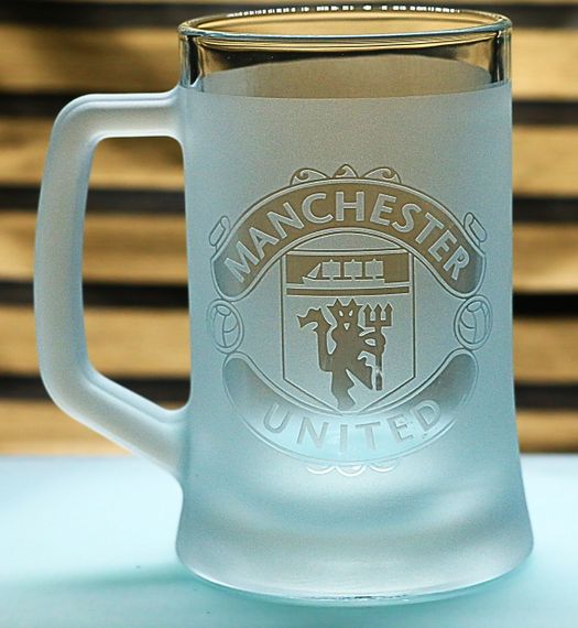 Пивний келих 670 мл ФК Манчестер Юнайтед FC Manchester United з гравіюванням подарунок для фаната ФК  футбольний кухоль
