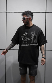 Футболка з мерчем