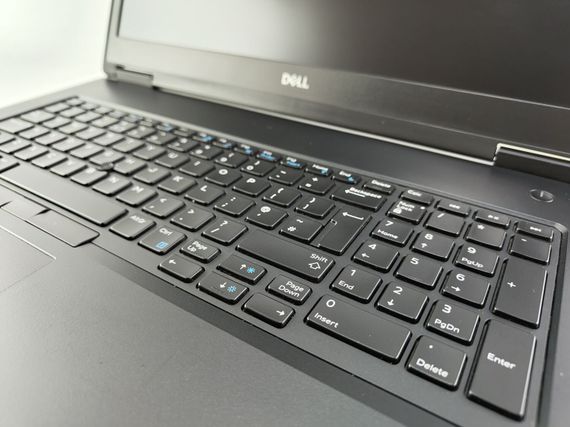 Мобильная рабочая станция Dell Precision 7730 / 17.3" (1920x1080) IPS / Intel Core i7-8750H (6 (12) ядер по 2.2 - 4.1 GHz) / 16 GB DDR4 / 240 GB SSD / nVidia Quadro P3200, 6 GB GDDR5, 192-bit / WebCam б/у | Зображення 2