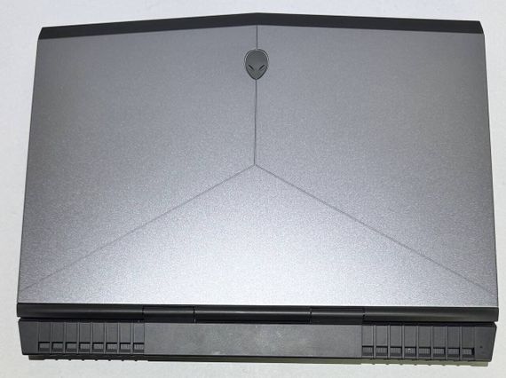 Ігровий ноутбук Dell Alienware 15 R3 / 15.6" (1920x1080) IPS / Intel Core i7-7700HQ (4 (8) ядра по 2.8 - 3.8 GHz) / 16 GB DDR4 / 256 GB SSD + 1000 GB HDD / nVidia GeForce GTX 1070, 8 GB GDDR5, 256-bit / WebCam б/в | Зображення 3