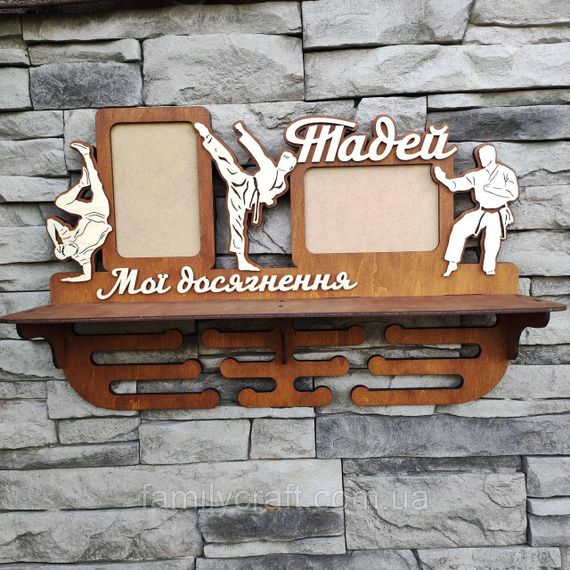 Медальниця з фоторамкою і полицею для кубків Дерев'яний тримач для медалей Органайзер для нагород карате | Зображення 1