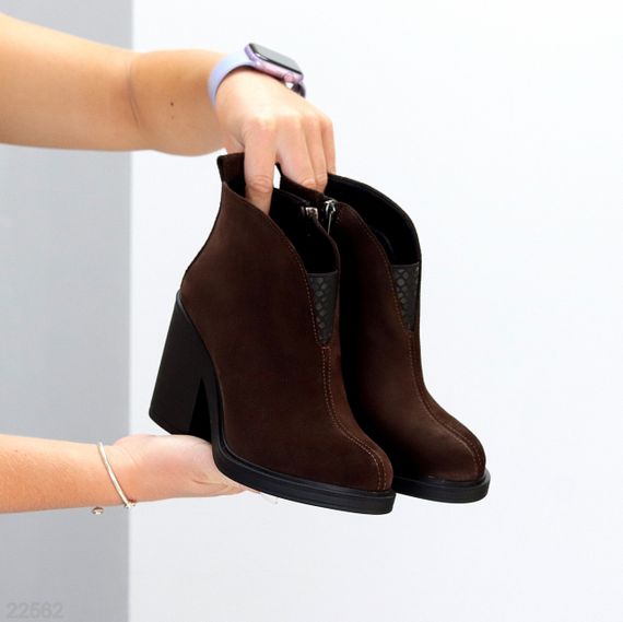 Дизайнерські замшеві ботильйони колір гіркий Шоколад на середньому стійкому підборі | Зображення 2