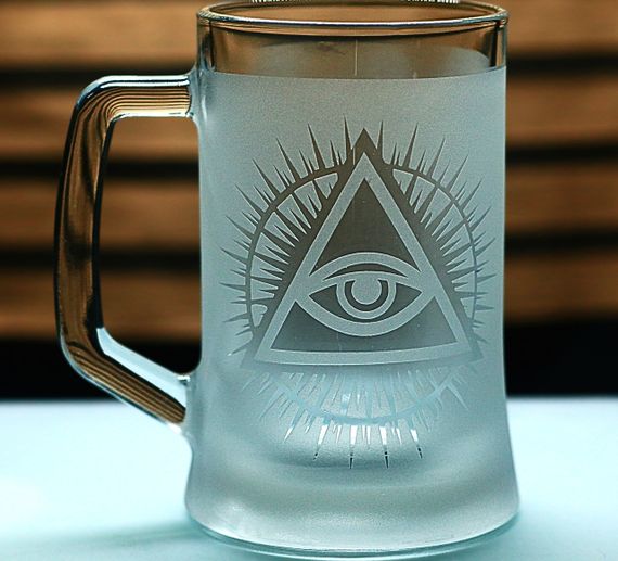 Подарочный  бокал для пива с ручкой 670 мл с пескоструйной гравировкой Всевидящий глаз