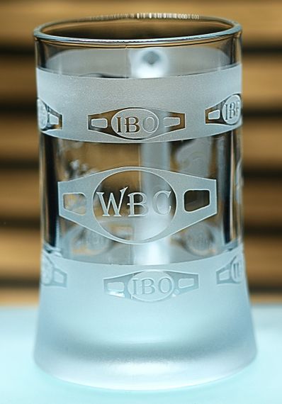 Пивной бокал 670 мл Усик символ непобедимости и воли к победе подарок для фаната бокса кружка с гравировкой | Зображення 4