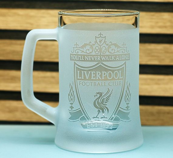 Пивной бокал 670 мл Liverpool с гравировкой подарок для фаната ФК Ливерпуль футбольная кружка