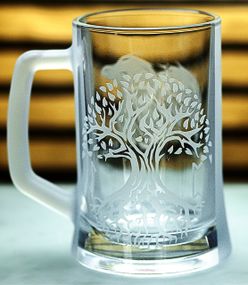 Пивний кухоль 670 мл Руни з гравіюванням  Подарунок чоловіку  Скляний келих з Ворони та Дерево життя