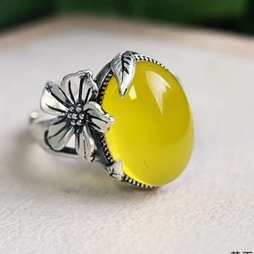 Срібляста каблучка з жовтим каменем у вигляді квітки сливи регульована
