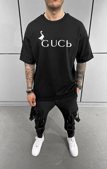 Футболка з мерчем