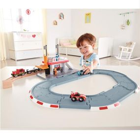 Автотрек Hape Гоночная трасса и станция (E3734)