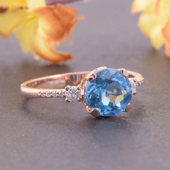 Кольцо из красного золота с топазом 15.5