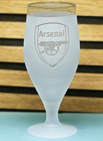 Пивний келих 500 мл ФК Арсенал Arsenal на ніжці з гравіюванням  подарунок кружка фанату футболу