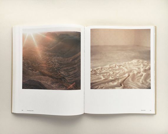 Известные фотографы современности книга фотографий Моны Кун Mona Kuhn "Works" подарочные книги для фотографов | Зображення 4