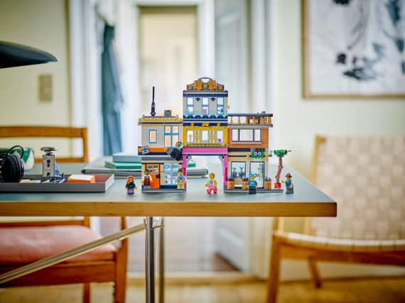 Конструктор LEGO Creator Центральна вулиця (31141) | Зображення 1