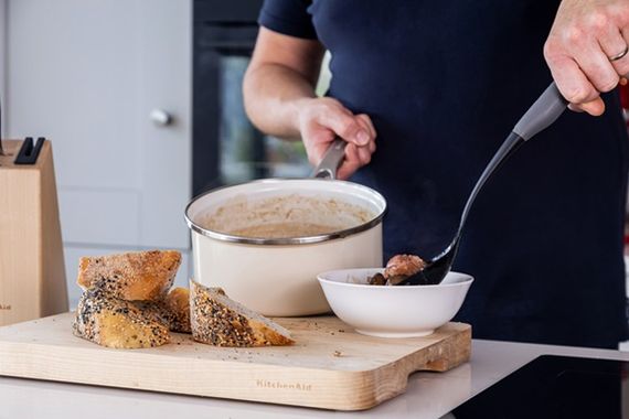 Ложка для сервірування з прорізами KitchenAid Coreline KAS004OHCGG 33.8 см сіра | Зображення 3