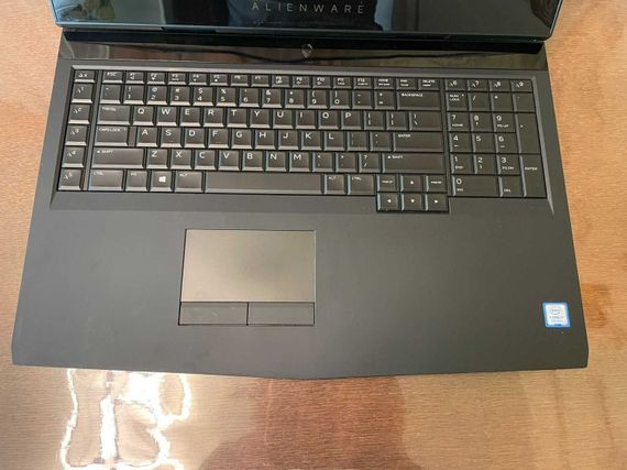 Ігровий ноутбук Dell Alienware 17 R4 / 17.3" (1920x1080) IPS / Intel Core i7-7820HQ (4 (8) ядер по 2.9 - 3.9 GHz) / 16 GB DDR4 / 128 GB SSD + 2000 GB HDD / nVidia GeForce GTX 1060, 6 GB GDDR5, 192-bit / WebCam б/в | Зображення 3