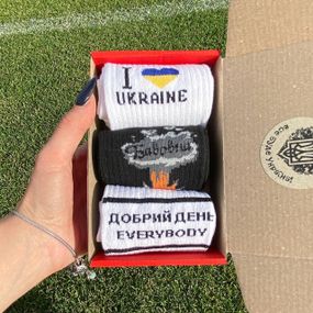 Подарочный набор бокс патриотичных мужских носков в коробке размер 40-45 3 пары разные цвета ч3укр15