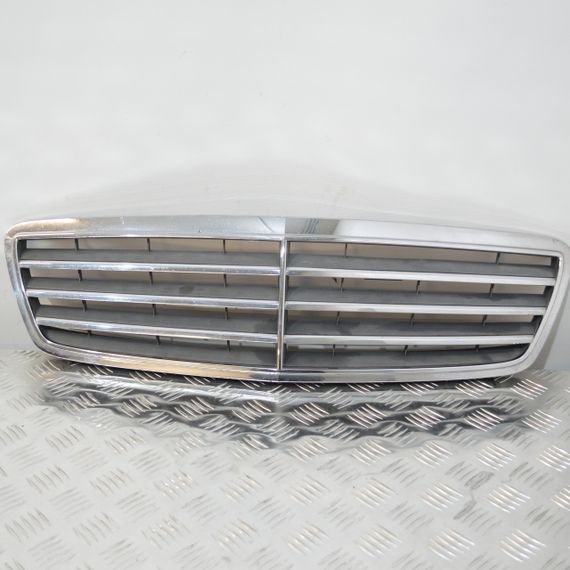 Решітка радіатора Mercedes W203 2000-2007 Решітка переднього бампера Мерседес в203