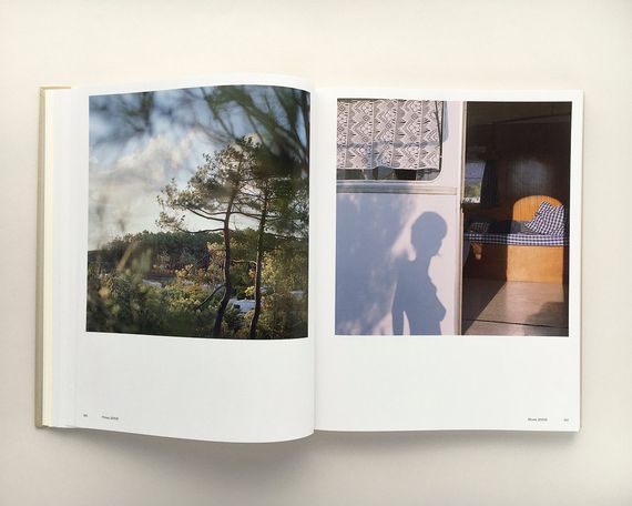 Известные фотографы современности книга фотографий Моны Кун Mona Kuhn "Works" подарочные книги для фотографов | Зображення 5