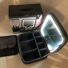 Косметичка для подорожей з баночками, підсвічуванням, led, Чемодан для визажиста Органайзер помад PA-47