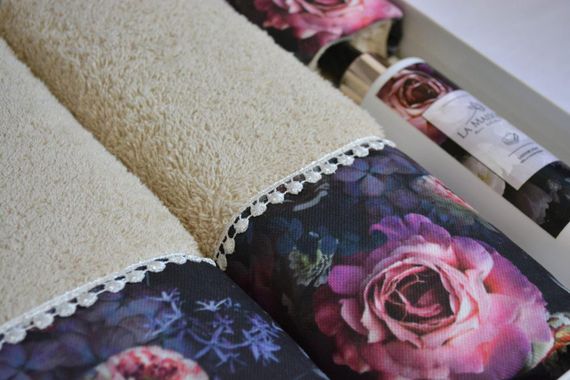 Подарунковий набір рушників La Maison, 3 шт. з ароматом Violet Bej | Зображення 1