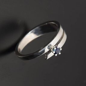 Кольцо из белого золота с сапфиром 19.5