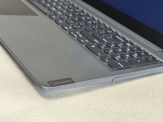Ноутбук Lenovo IdeaPad L340-15IWL / 15.6" (1366x768) TN / Intel Core i3-8130U (2 (4) ядра по 2.2 - 3.4 GHz) / 8 GB DDR4 / 256 GB SSD / Intel UHD Graphics 620 / WebCam / DVD-ROM б/у | Зображення 3