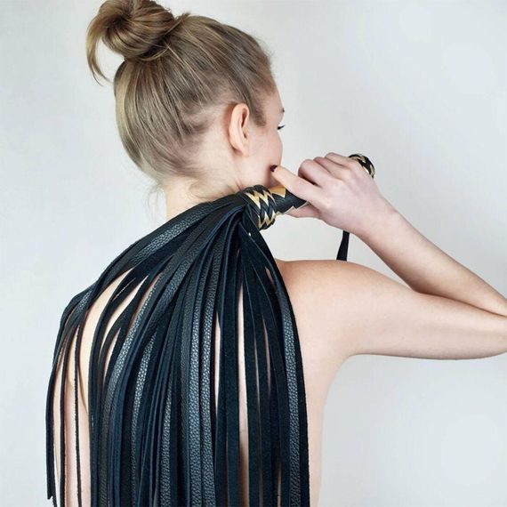 Черный флоггер классический с золотой рукоятью, натуральная кожа, 50 хвостов, по 50см, рукоятка 20см | Зображення 3