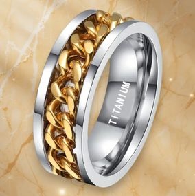 Серебристое кольцо из титановой стали с вращающимися золотистыми цепями посередине стильное размер 20.5