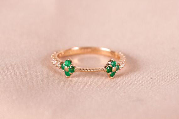 Кольцо из желтого золота с изумрудами и фианитами 18.5