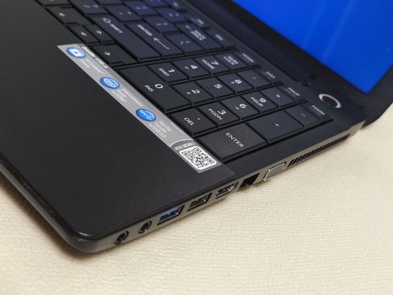 Ноутбук Toshiba Satellite C55 / 15.6" (1366x768) TN / Intel Core i3-3110M (2 (4) ядра по 2.4 GHz) / 8 GB DDR3 / 128 GB SSD / Intel HD Graphics 4000 / WebCam / DVD-ROM б/в | Зображення 3