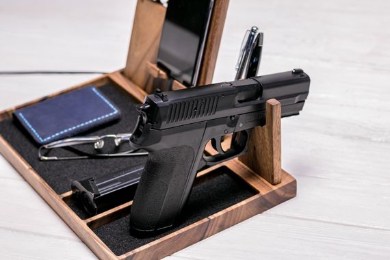 Легендарный подарок подставка для пистолета, телефона и часов «Leon killer» | Зображення 7