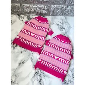 Брендовый свитер для собак MIUMIU с логотипами, розовый