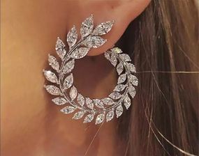 Женские серьги  в светлом  цвете длина 4.1*3.4 см