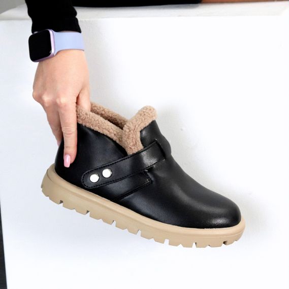 Чорні шкіряні зимові низькі черевики на кнопках на бежевій підошві 37