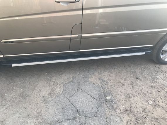 Бокові пороги Maya V1 (2 шт., алюміній) Довга база для Mercedes Viano 2004-2015 рр | Зображення 1