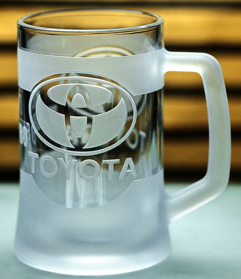 Пивний кухоль Toyota Тойота 670 мл з гравіюванням Подарунок автолюбителю  Келих з логотипом авто та легендарний слоган | Зображення 8