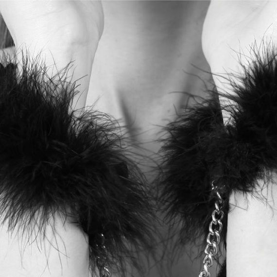 Пухнасті наручники Bijoux Indiscrets Za za zu - feahter handcuffs, пір'яні, подарункова упаковка | Зображення 1