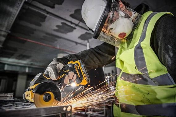 Пила дискова універсальна акумуляторна безщіткова 76*10мм DeWALT DCS438N | Зображення 6
