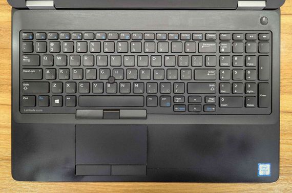 Ноутбук Dell Latitude E5570 / 15.6" (1920x1080) IPS Touch / Intel Core i5-6300U (2 (4) ядра по 2.4 - 3.0 GHz) / 8 GB DDR4 / 256 GB SSD / AMD Radeon R7 M360, 2 GB DDR3, 64-bit / WebCam / VGA / Windows 10 б/в + Подарунок Бездротова миша / USB | Зображення 2