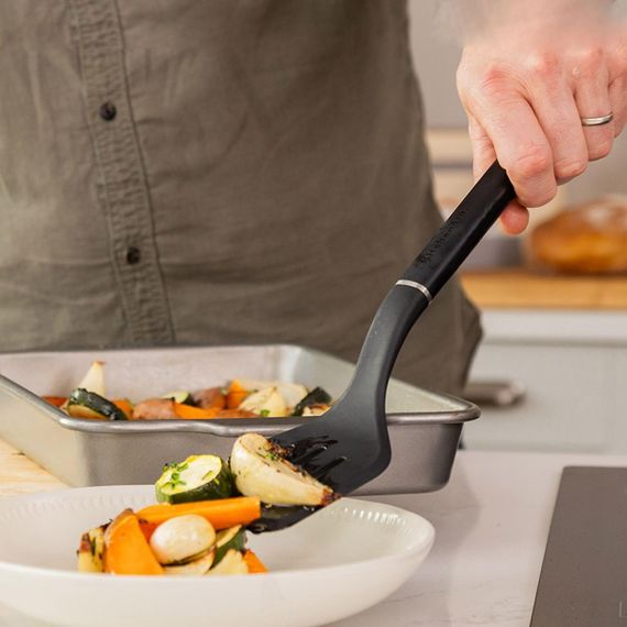Лопатка з прорізами KitchenAid Classic KHH002OHOBEG 34 см чорна | Зображення 3