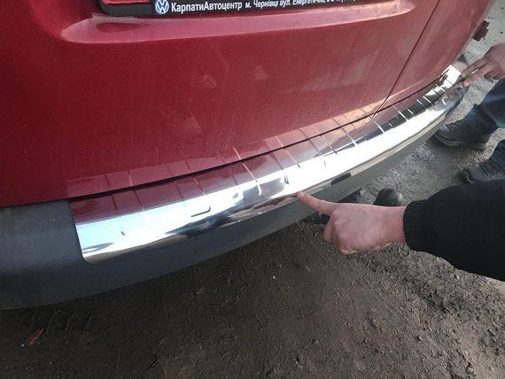 Накладка на задний бампер с большим загибом (Elite, сталь) для Volkswagen Caddy 2004-2010 гг. | Зображення 4