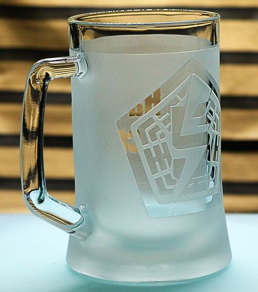 Подарунковий келих для пива з ручкою 670 мл з гравіюванням лого шеврона 5 окрема штурмова бригада