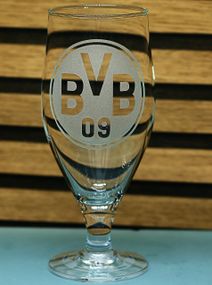 Подарочный бокал для пива сока воды на ножке 500 мл с гравировкой лого футбольного клуба ФК Боруссия