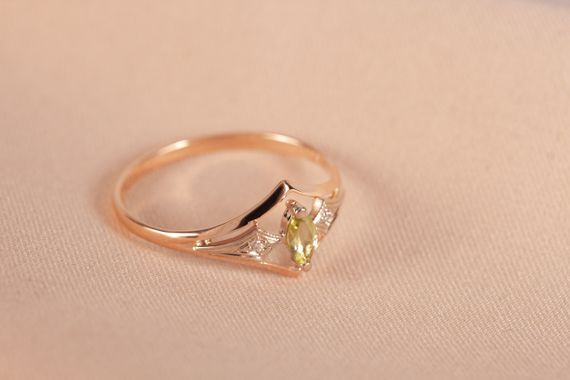 Кольцо из красного и белого золота с хризолитом 15.5 | Зображення 6