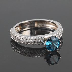 Кольцо из белого золота с топазом London Blue 19.5