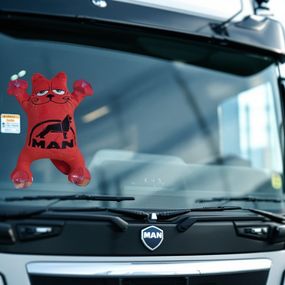 Игрушка кот Саймона в машину c вышивкой MAN ман красный автомобилисту 02237