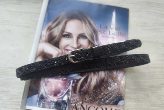 Вузький чорний шкіряний ремінь з квітковим візерунком