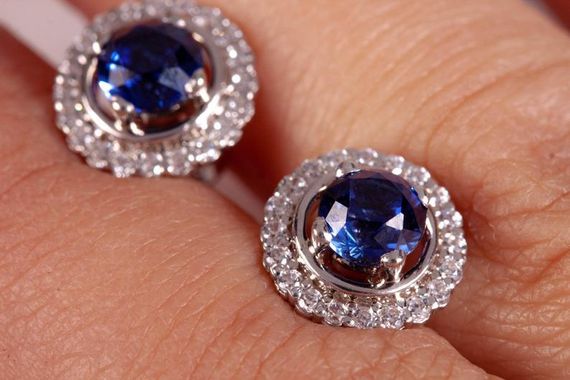 Сережки гвоздики из белого золота с сапфирами | Зображення 3